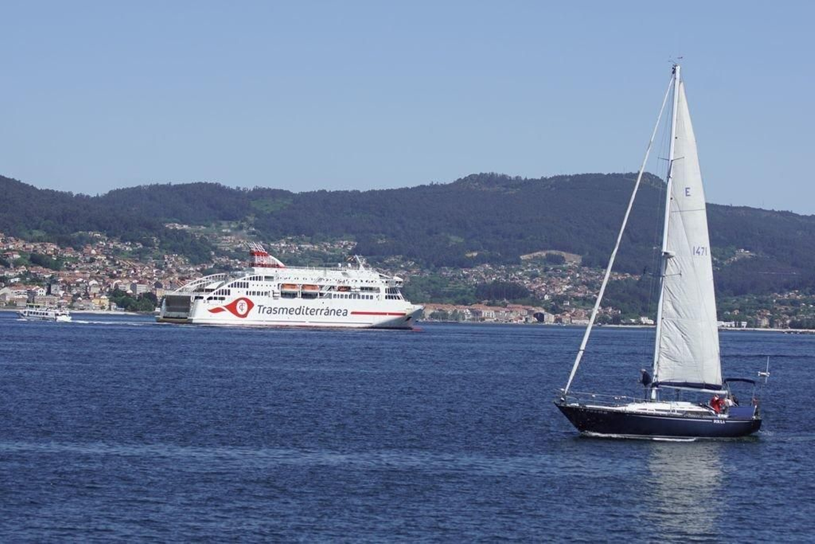 El ferry "Villa de Teror", ayer en la ría.