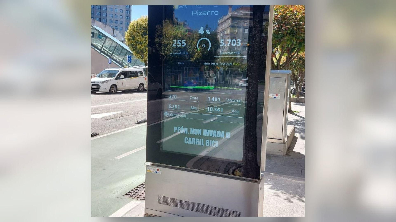 Uno de los nuevos mupis en la calle Pizarro.