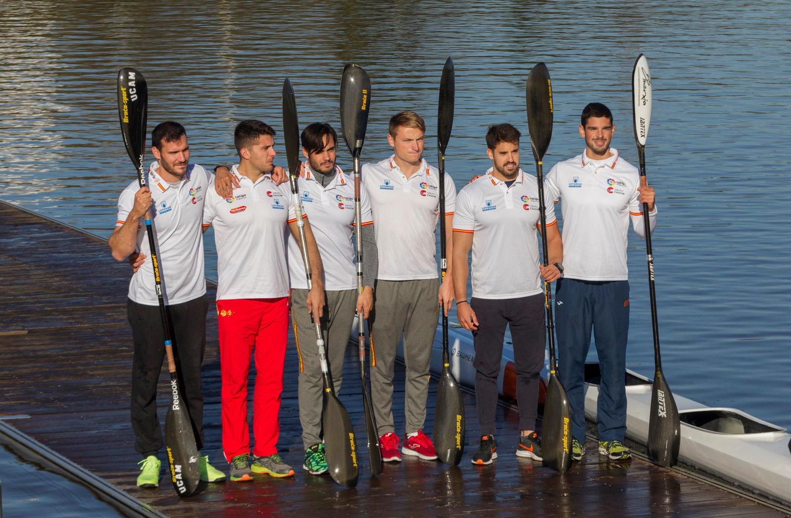 Saúl Craviotto, Cristian Toro, Rodrigo Germade, Marcus Walz, Carlos Garrote y Roi Rodríguez, ayer en el embalse asturiano de Trasona.