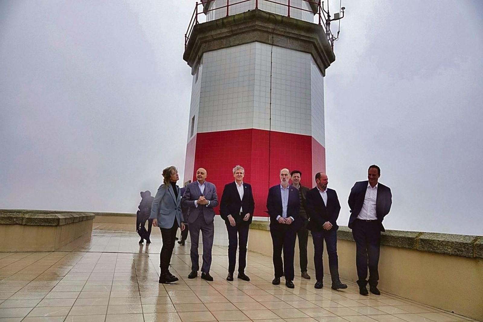 Alfonso Rueda, los dos últimos presidentes del Puerto de Vigo (Carlos Botana y Almuiña, hoy alcalde de Baiona) y Marta Tapias, en el faro de Silleiro.