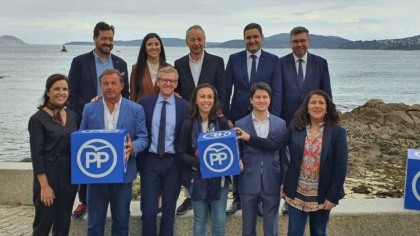 Rueda, entre Pilar Rojo, Javier Guerra y María Ramallo y Diego Gago. Detrás, Davila y Bas con toda la lista.