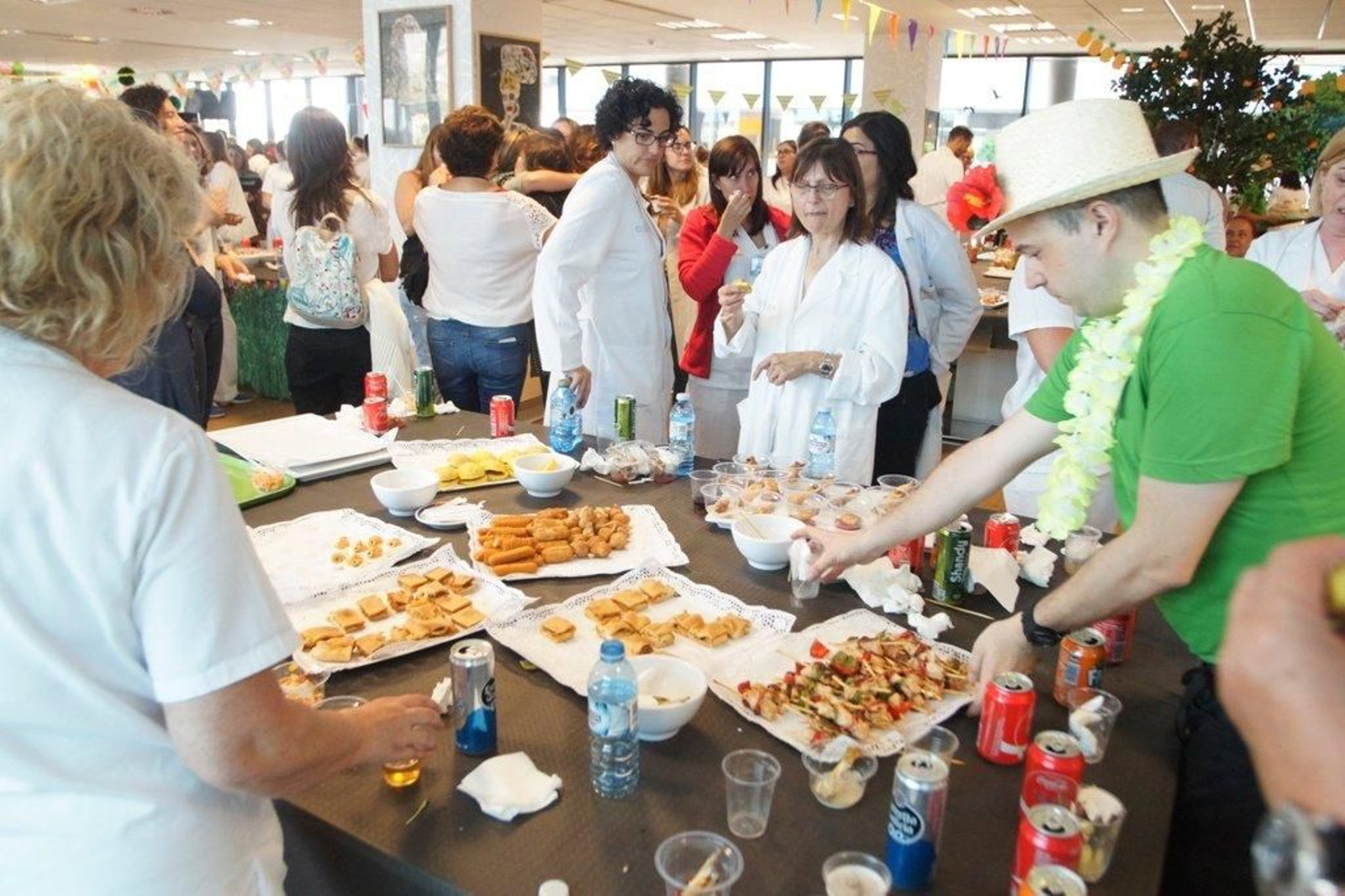 Fiesta hawaiana en el hospital Alvaro Cunqueiro Foto  Vicente Alonso 28