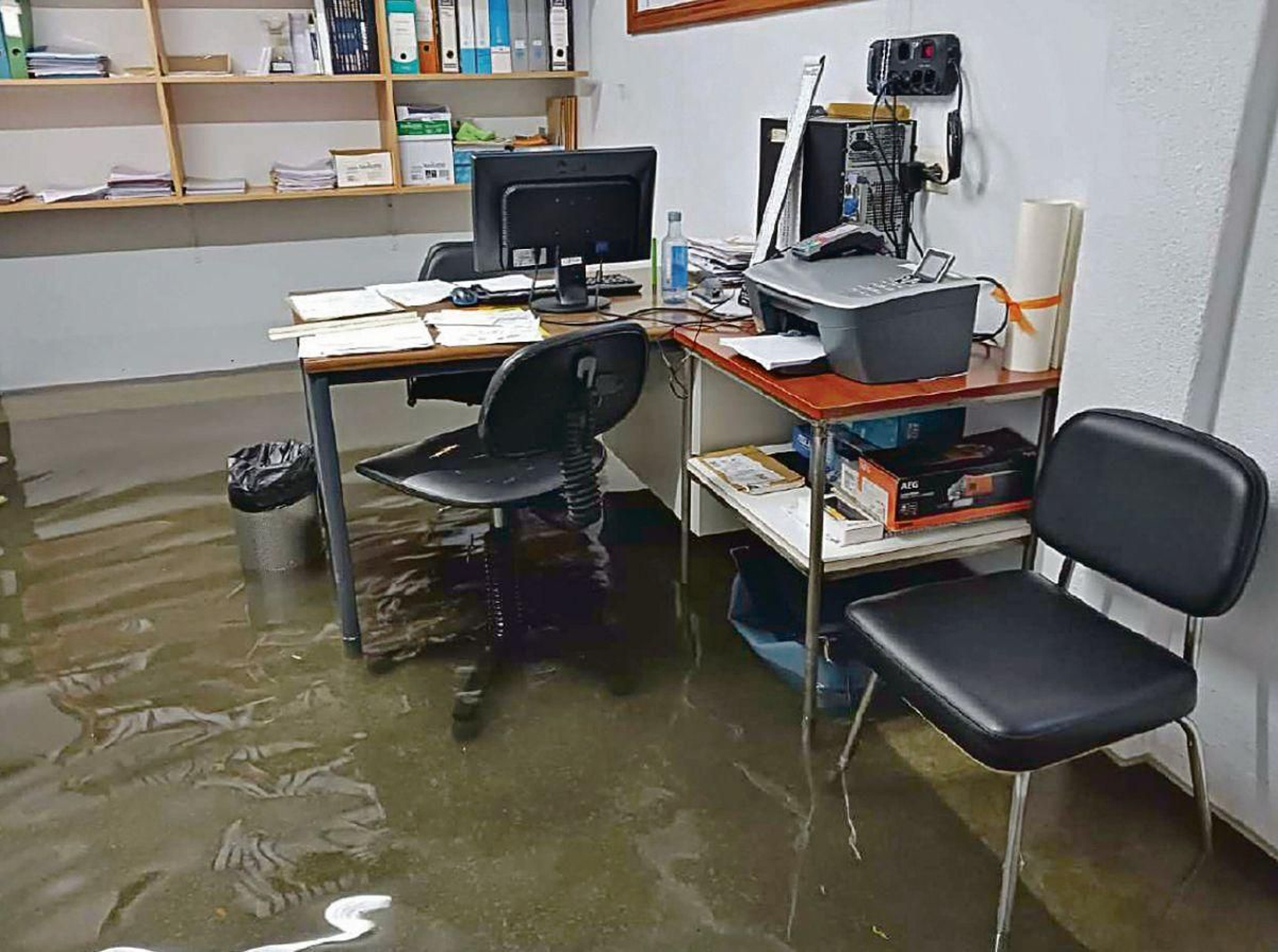 Cuando llueve fuerte, el agua llega hasta las oficinas en Marmolería Blanco, en el Caramuxo.