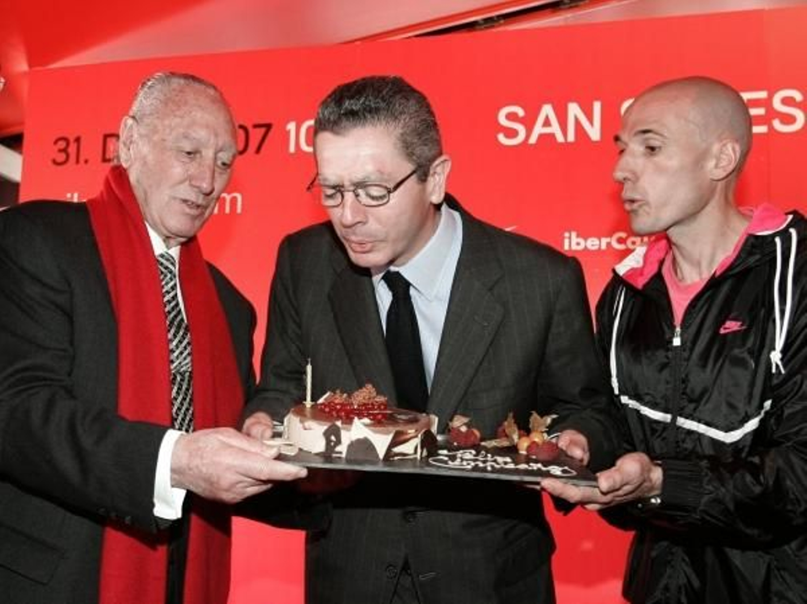 Antonio Sabugueiro, creador de la San Silvestre, junto al alcalde de Madrid,  Alberto Ruiz Gallardón y el atléta Chema Martínez, durante la presentación de la prueba.