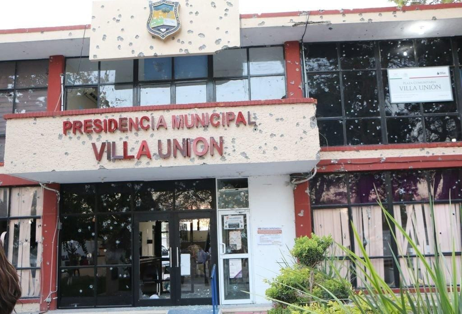 Aspecto de la fachada de la presidencia municipal de Villa Unión, acribillada a balazos.
