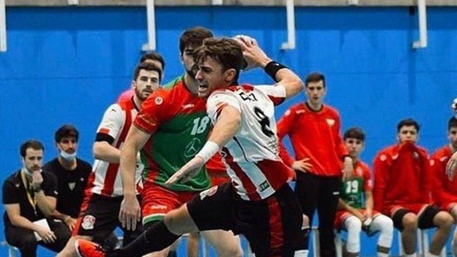 Arón Díaz se dispone a lanzar en un partido con el Puerto Sagunto.