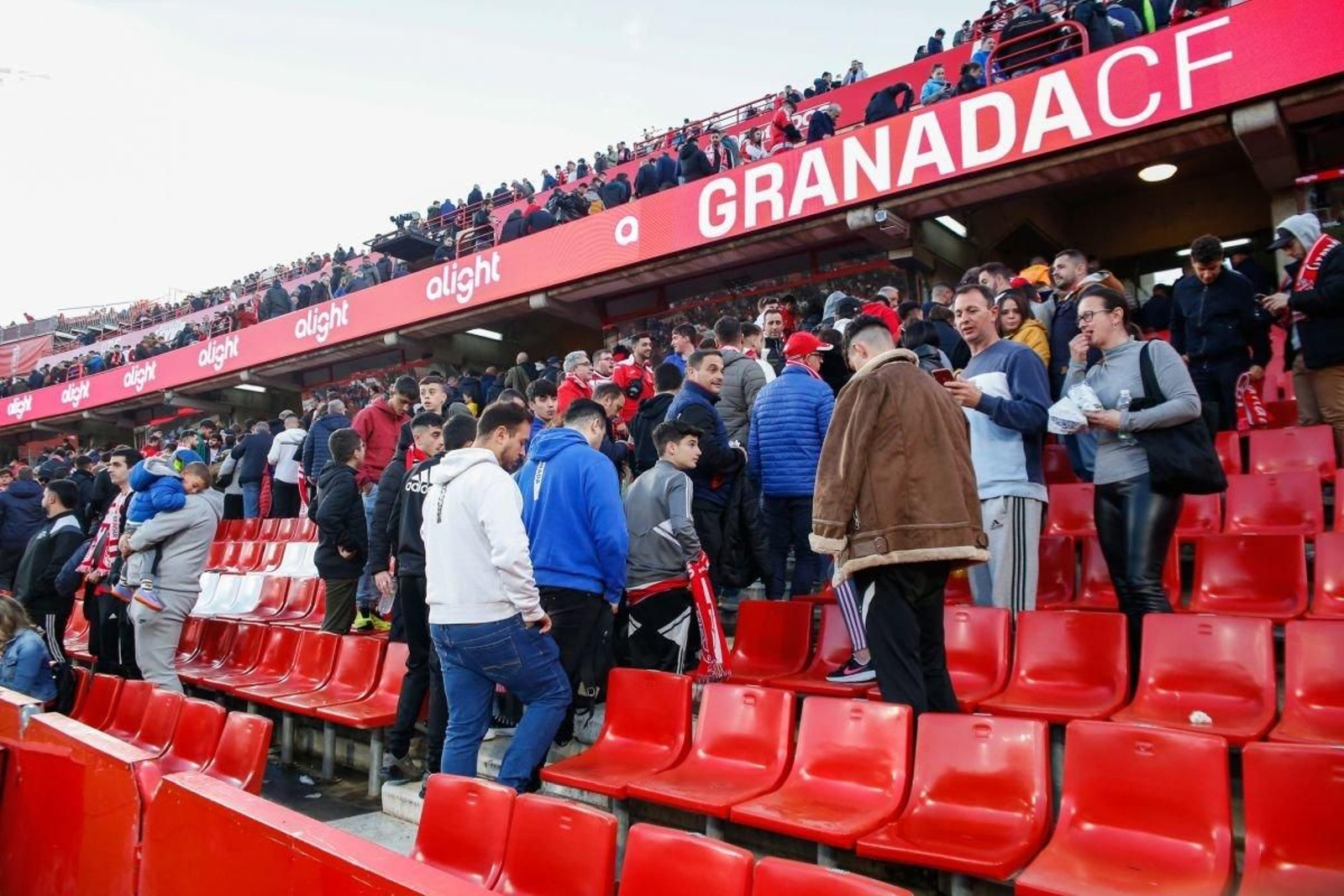 Los aficionados del Granada, dejando el campo tras la suspensión.
