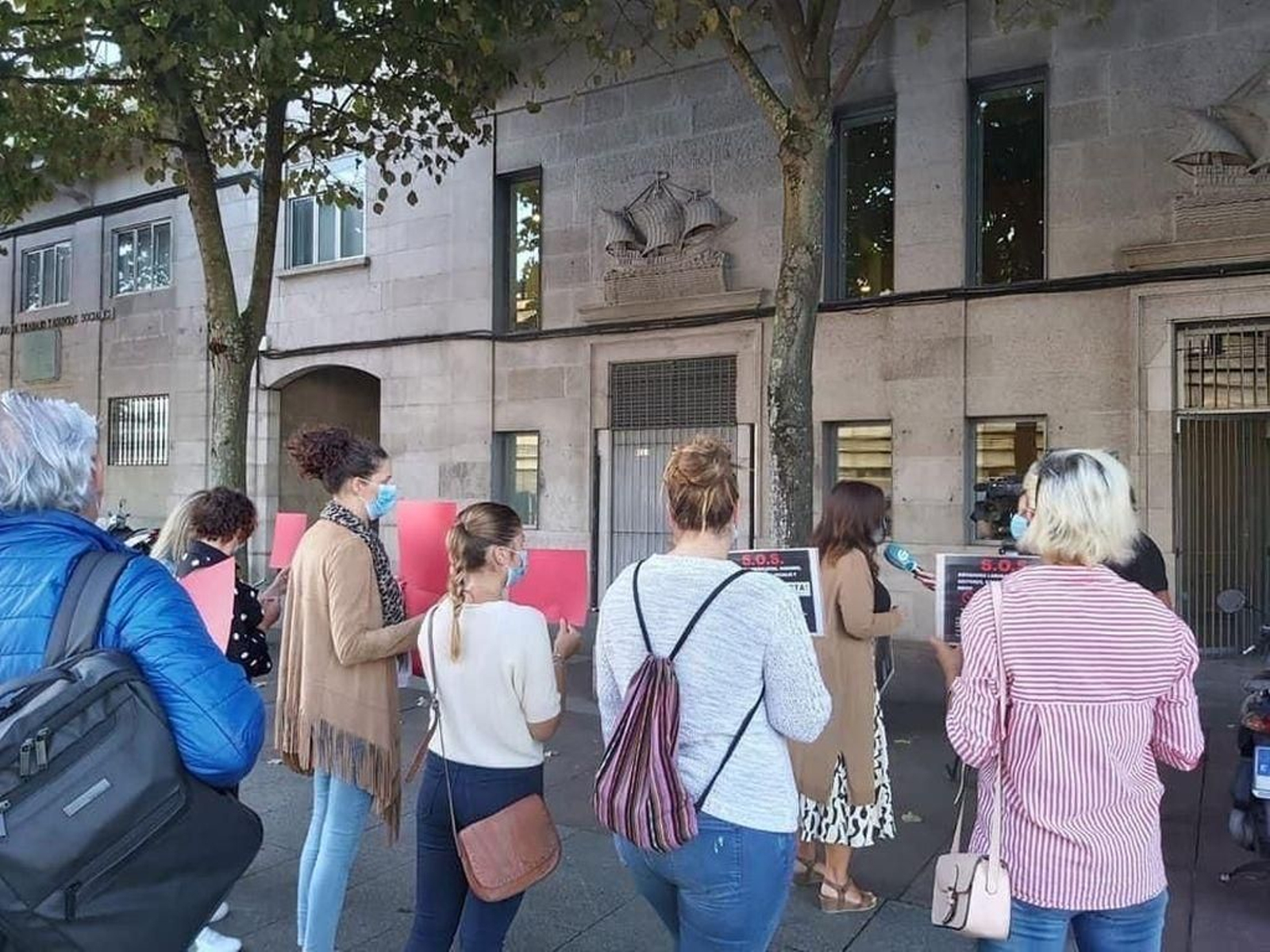 La plataforma se concentró ante la sede del SEPE en Vigo.