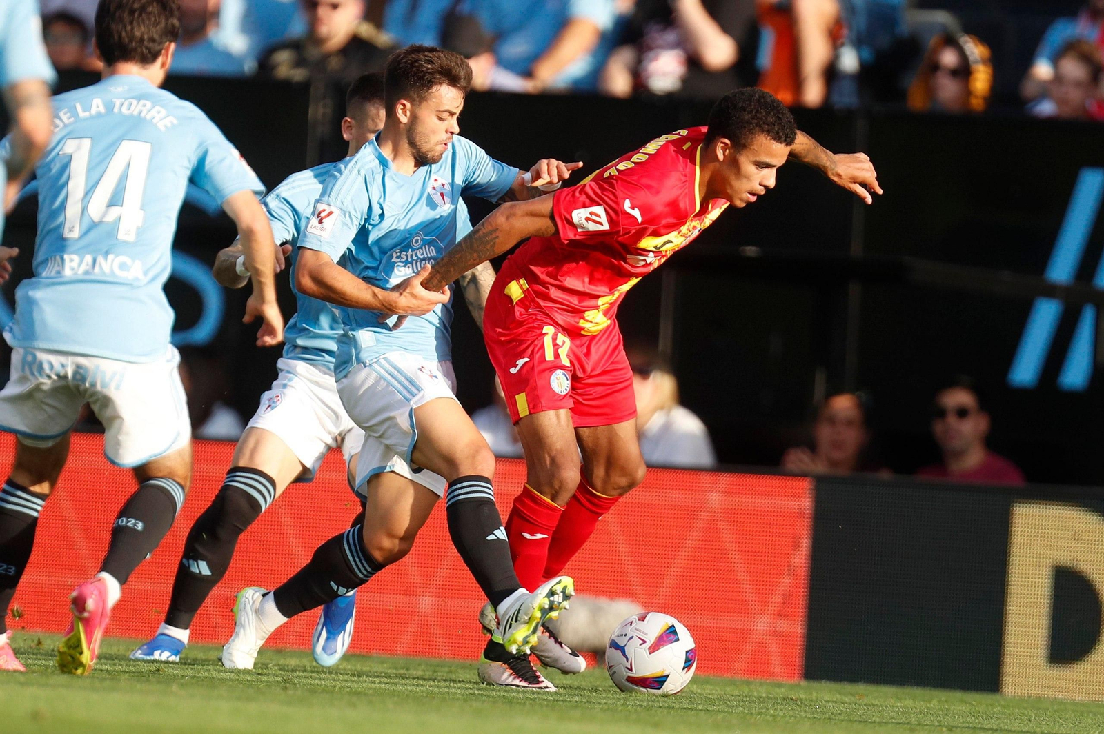 Beltrán intenta robar el balón a Greenwood.