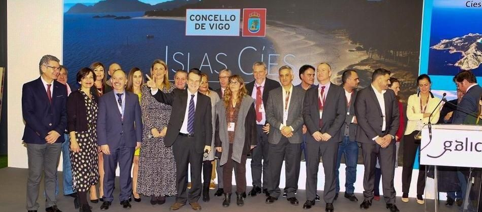 El alcalde Abel Caballero con los componentes de la delegación viguesa en Fitur