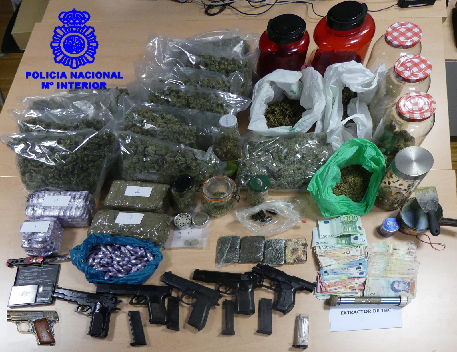 La droga se encontraba en parte ya metida en bolsas para su venta,según apuntan fuentes de la investigación.