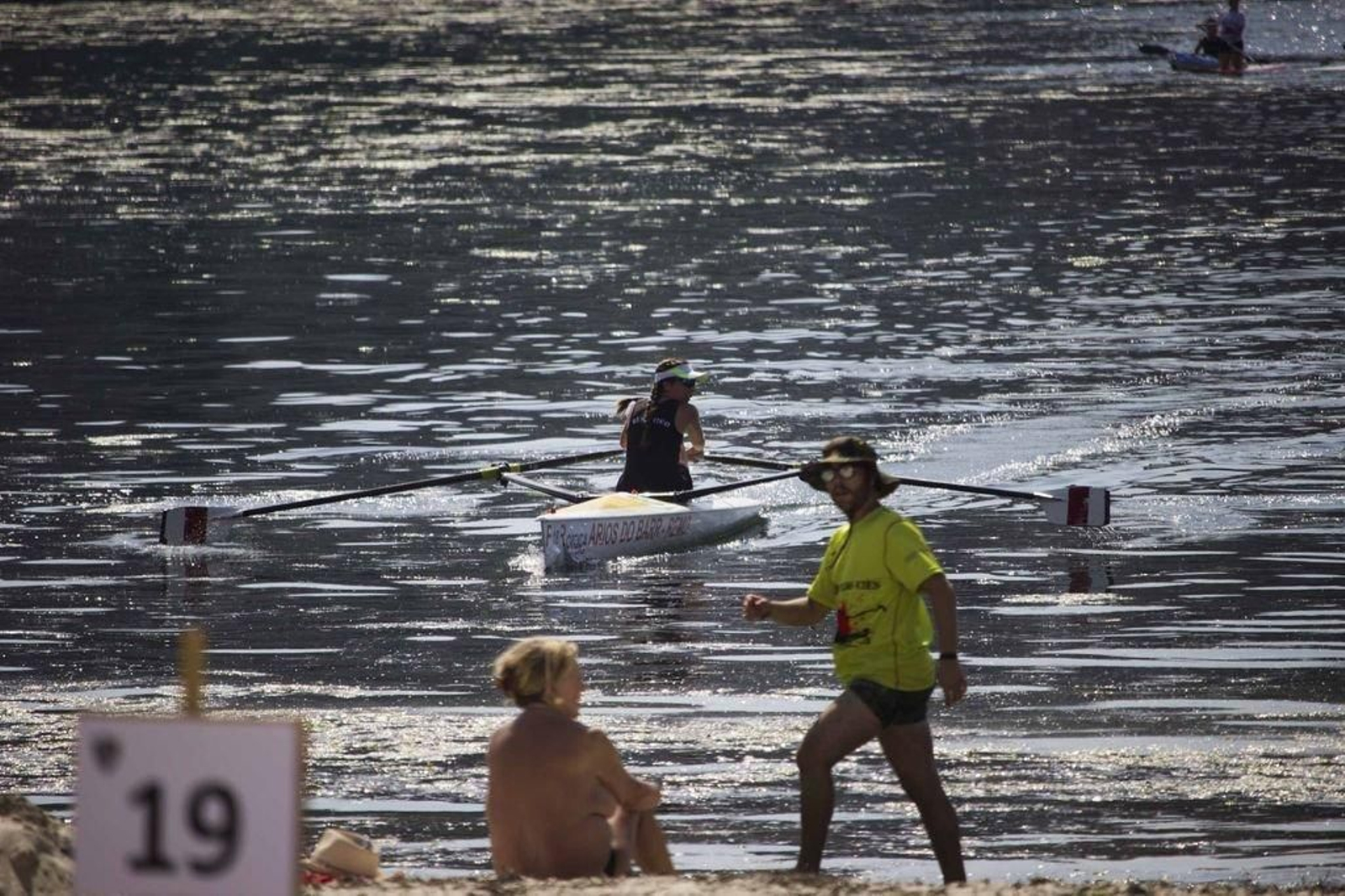 La larga jornada de remo sobre la lámina de agua de Bouzas tuvo que soportar las altas temperaturas.