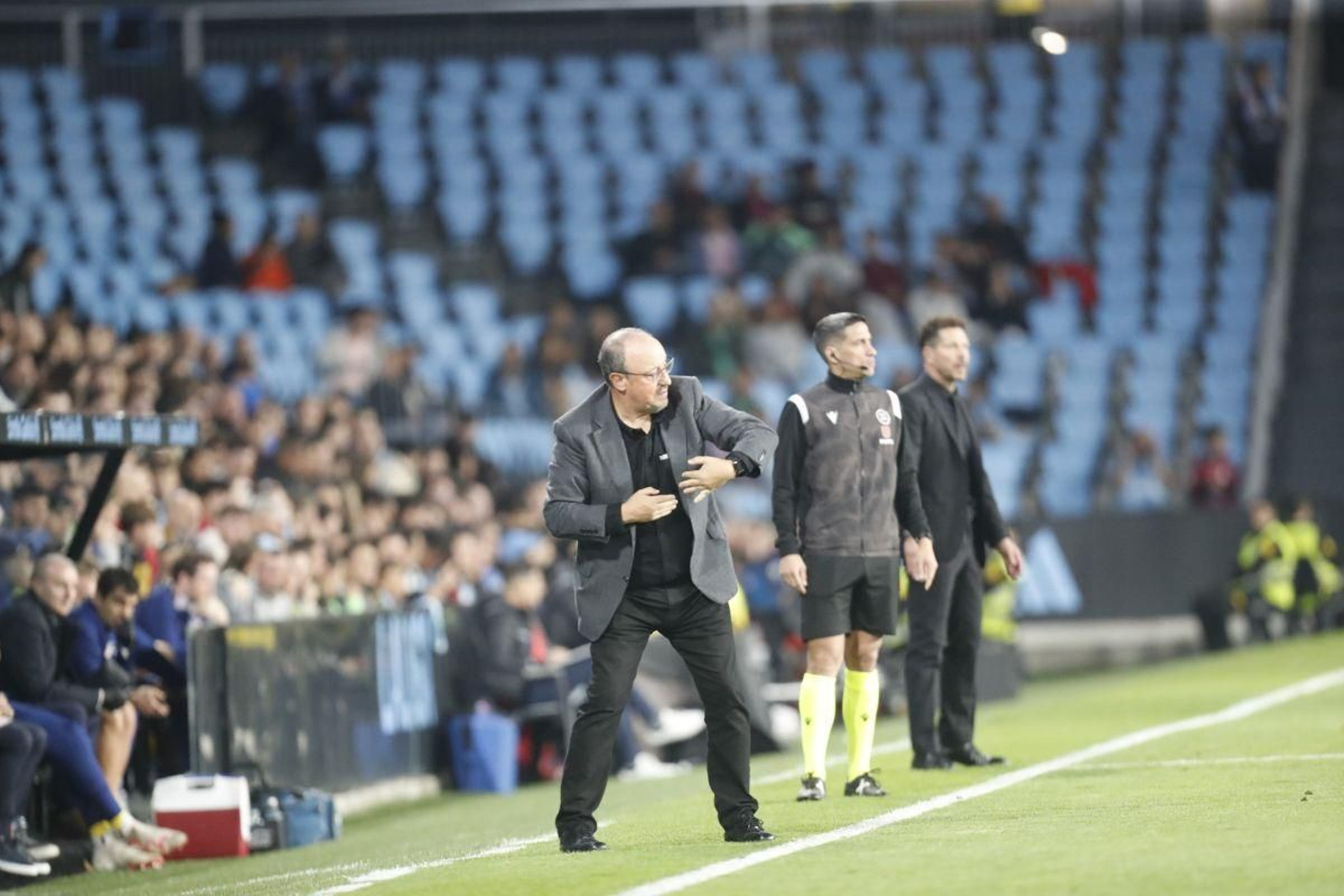 Rafa Benítez da instrucciones desde la banda en el último partido en Balaídos.