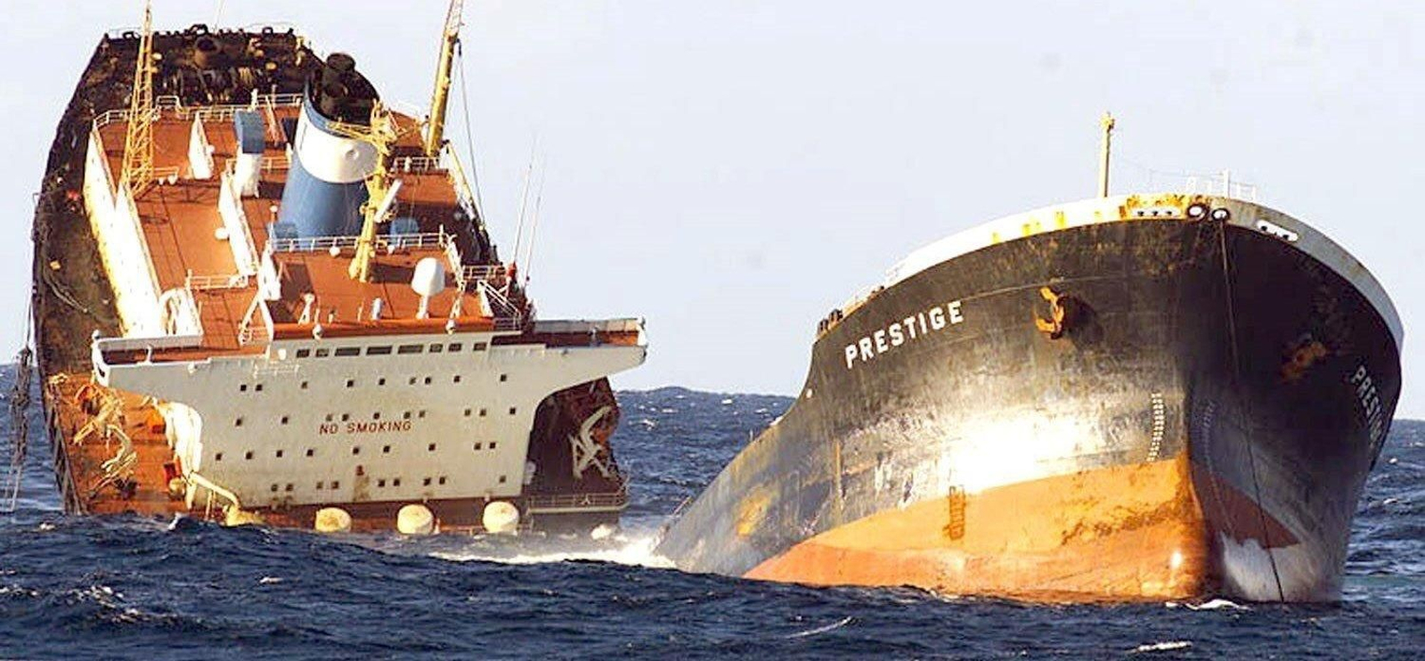 Imagen del Prestige, partido en dos, el 19 de noviembre de 2002.