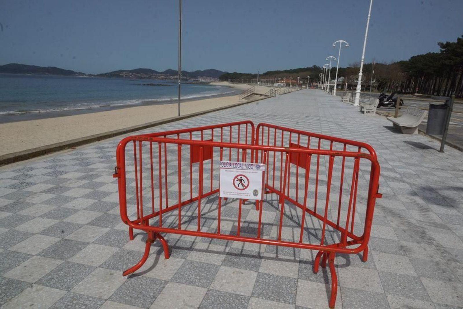 La playa de Samil ahora vacía y prohibida para su utilización mientras dure la crisis sanitaria.