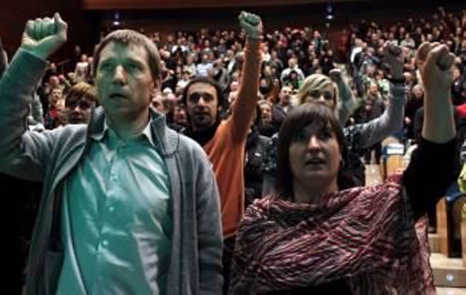Los dirigentes de la izquierda abertzale, Maribi Ugarteburu (d), y Rufi Etxeberria (i), durante su participación en un acto en el Kursaal donostiarra donde presentaron una declaración sustentada en cinco ejes (Foto: EFE)