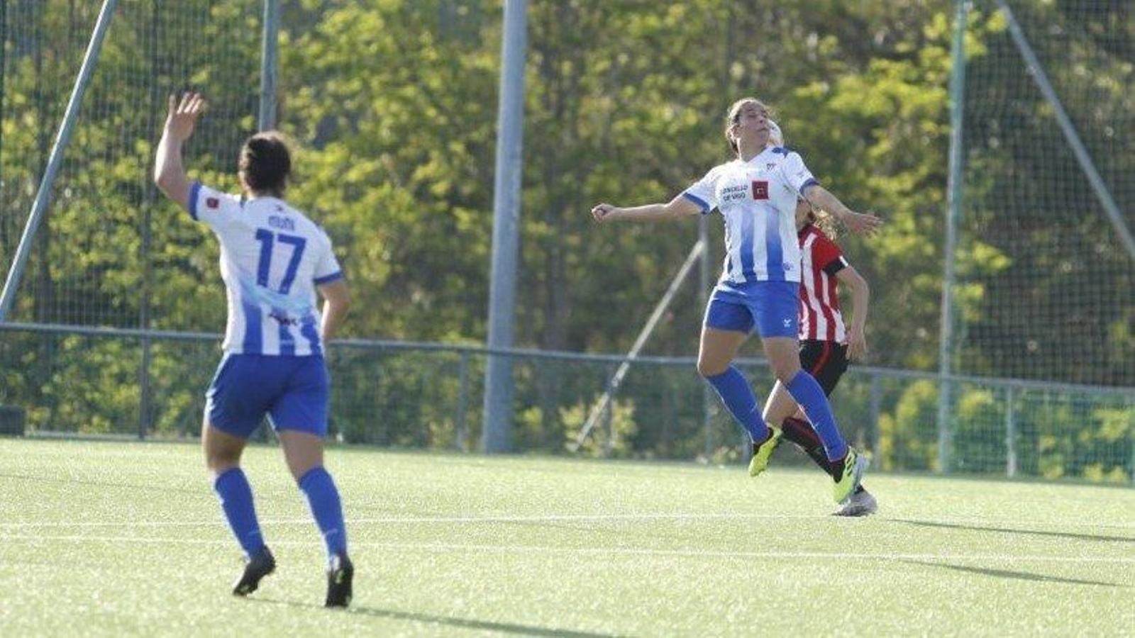 Elena Pérez trata de cabecear el balón en su etapa en el Sárdoma hace dos campañas.