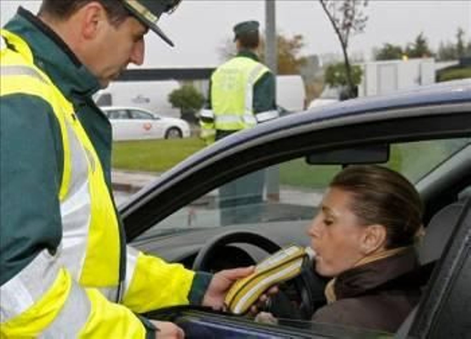 La DGT pone en marcha una campaña de intensificación de controles de alcoholemia que se desarrollará entre hoy y el próximo día 20. (Foto: Ballesteros)