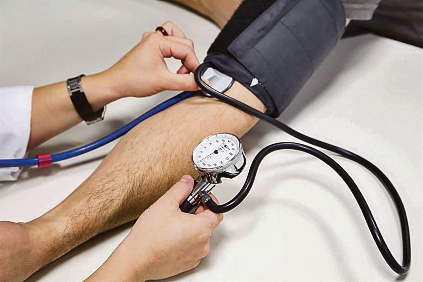 Una enfermera toma la tensión a un paciente.