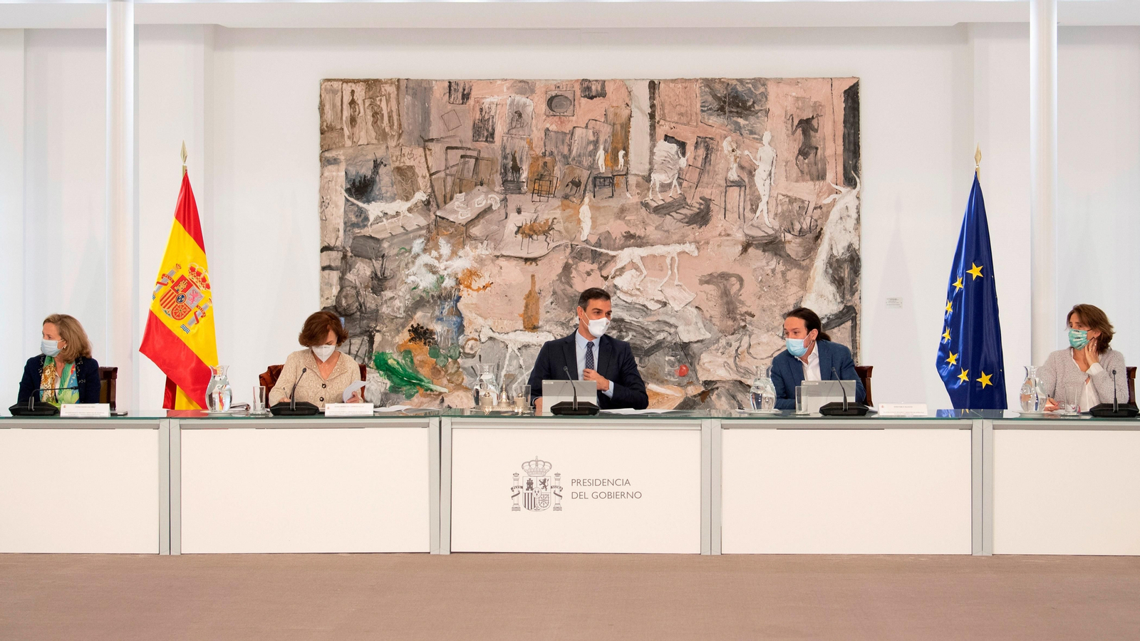 l presidente del Gobierno, Pedro Sánchez (c), preside este domingo un Consejo de Ministros extraordinario para estudiar los términos de un nuevo Real Decreto de estado de alarma