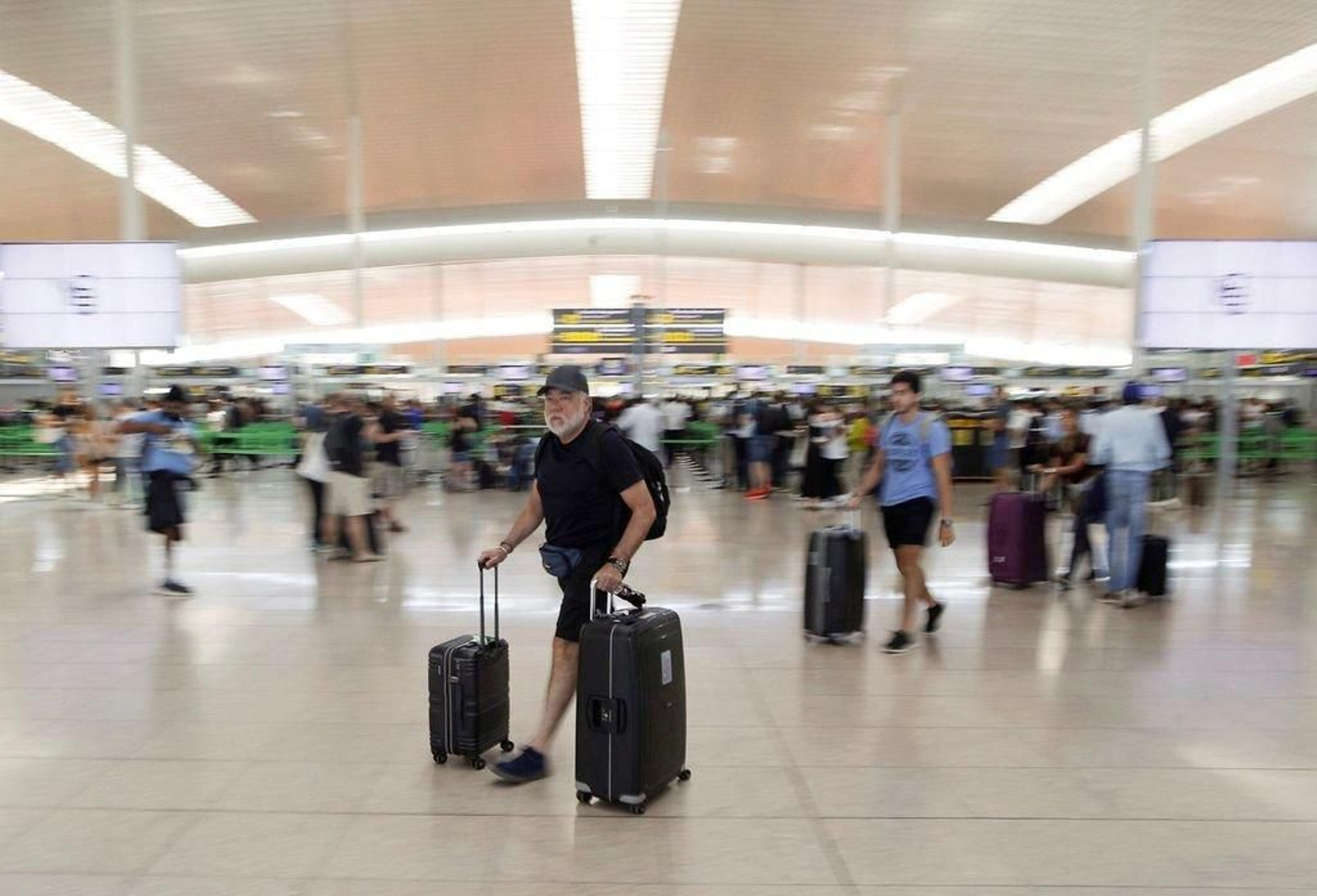 Las colas volvieron a ser una constante en el aeropuerto barcelonés de El Prat.