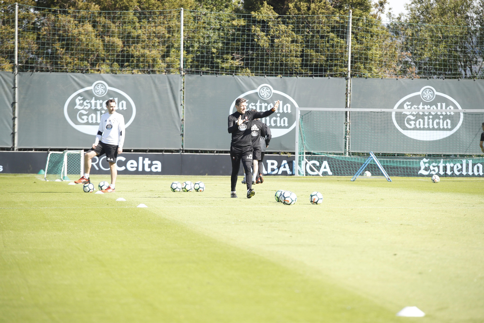 Juan Carlos Unzué bromea durante el entrenamiento de ayer.