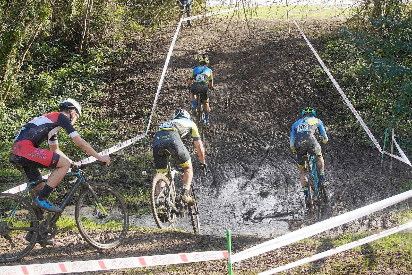 Homes na Copa Galicia de ciclocross en Nigrán.