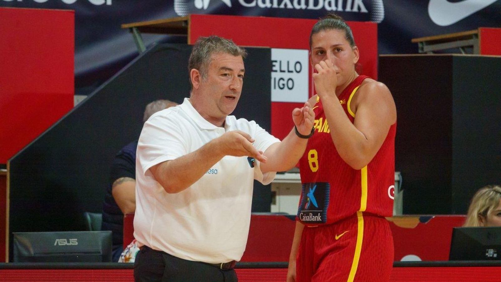 Los dos vigueses de la selección: Miguel Méndez y María Araújo.