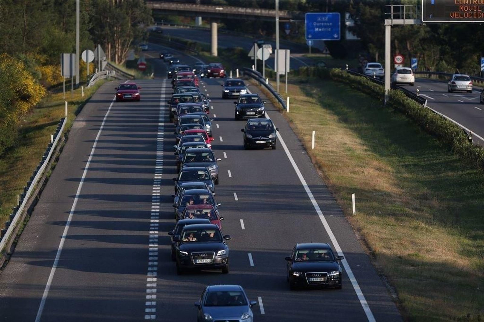 Largas caravanas en la autovía en la operación retorno
