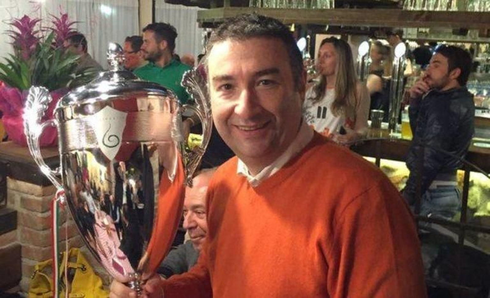 El vigués Miguel Méndez, con el trofeo de campeón italiano.