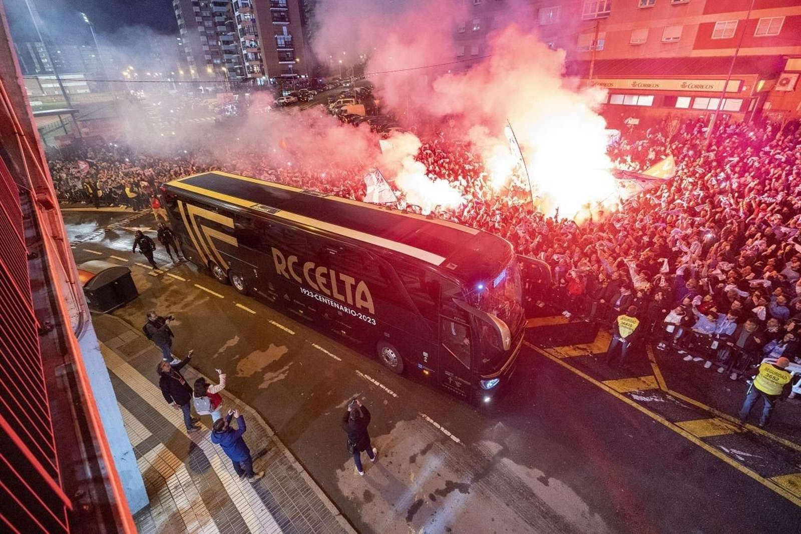 El autobús del Celta llega aclamado por un  gran recibimiento de la afición.