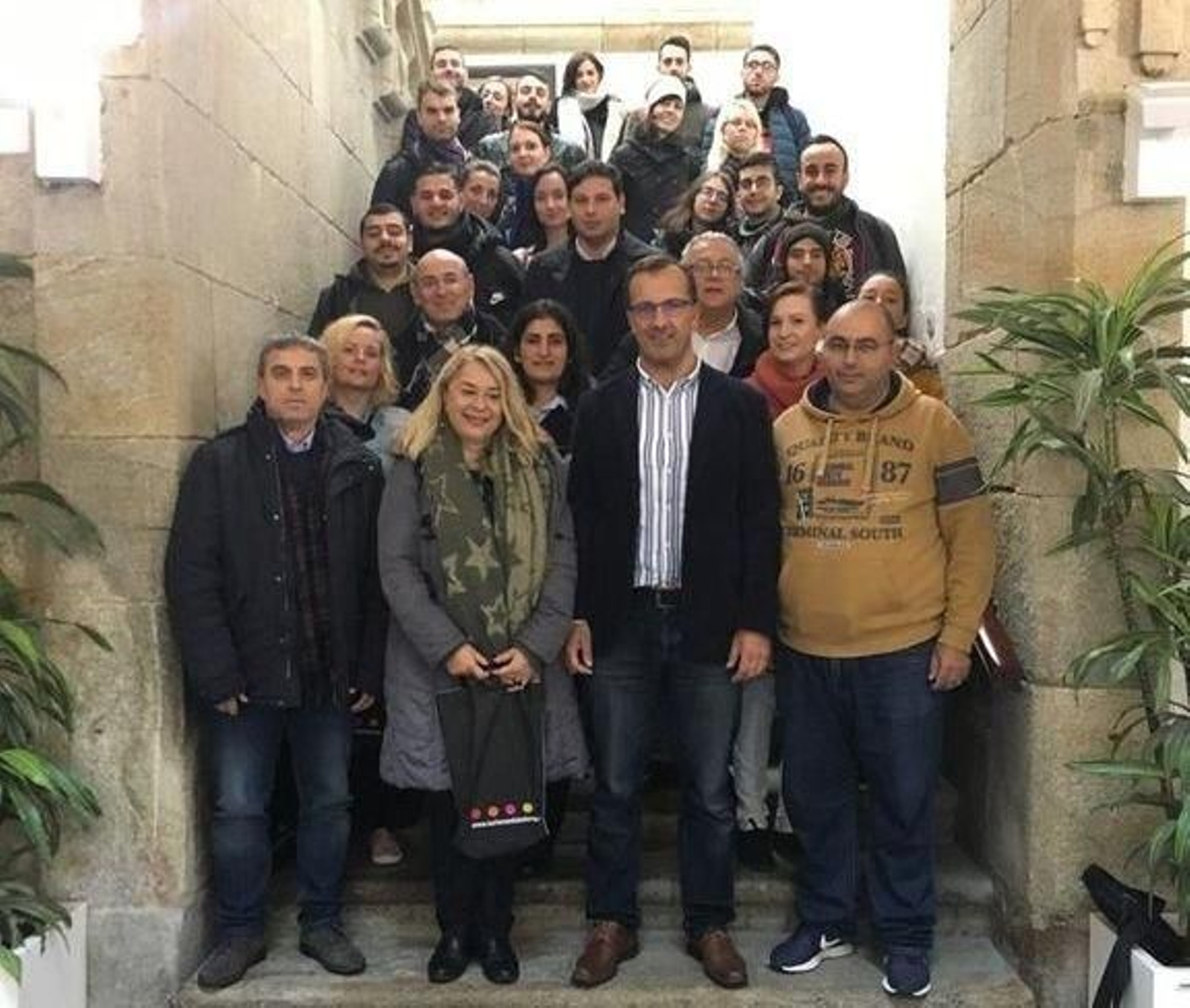Los jóvenes, en la foto con el alcalde, están en Baiona de la mano de la asociación Luenda.
