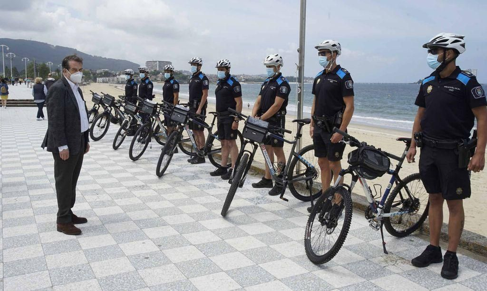 Abel Caballero acudió ayer a saludar a la patrulla de playa de la Policía Local que vigilará los 15 kilómetros de playa.
