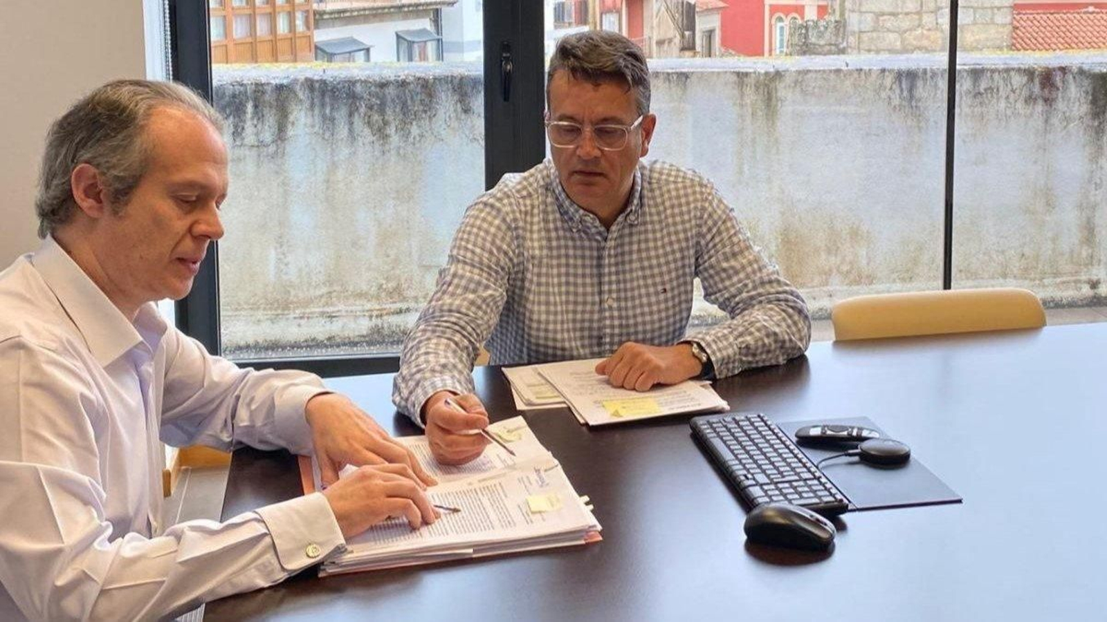 Roberto Carrero, alcalde de A Guarda, con su ‘número dos’ Oscar Alonso.