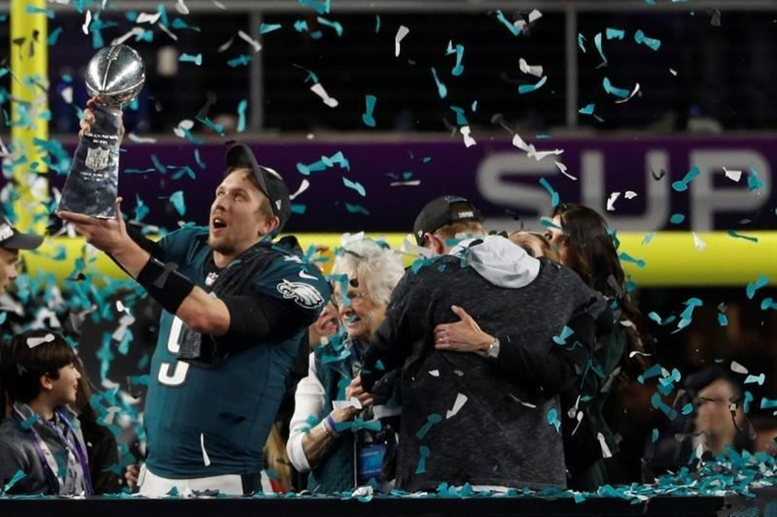 El mariscal de campo de los Philadelphia Eagles Nick Foles sostiene el Trofeo Vince Lombardi después de ganar el Super Bowl LII