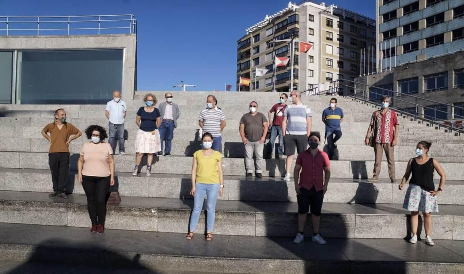 Eva Solla, junto a los militantes ayer junto a la estatua del Bañista.