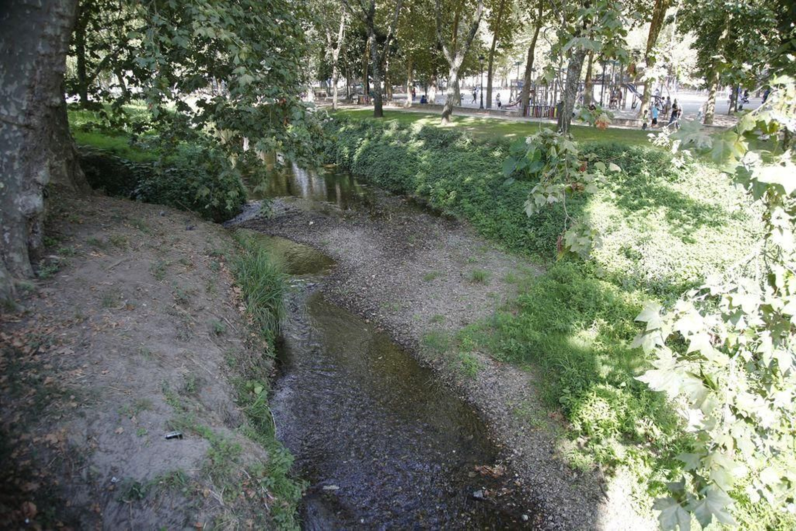 El Lagares, a su paso por Castrelos, sin apenas agua debido a la falta de precipitaciones.