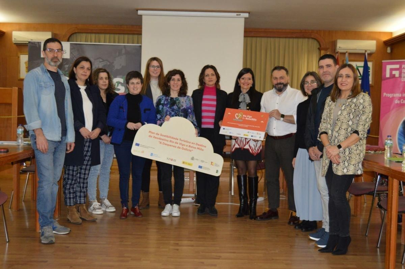 Los alcaldes y concejales que participaron ayer en la reunión celebrada en el municipio de Mos.