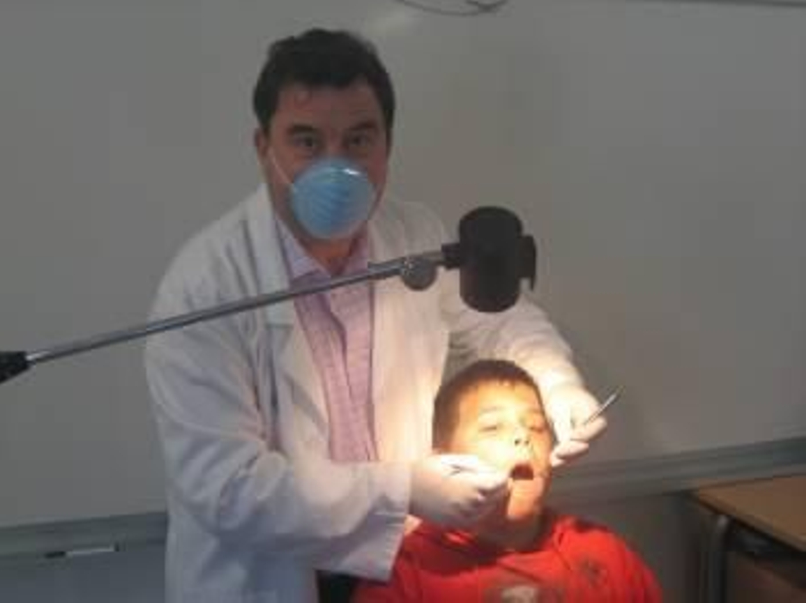 Un odontólogo revisa la dentadura de un menor. (Foto: ARCHIVO)