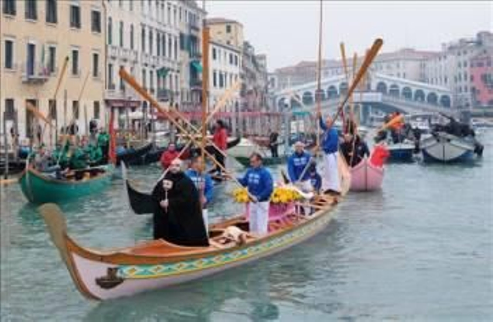 Vecinos de Venecia asisten a un funeral 'ficticio'. (Foto: Andrea Merola)