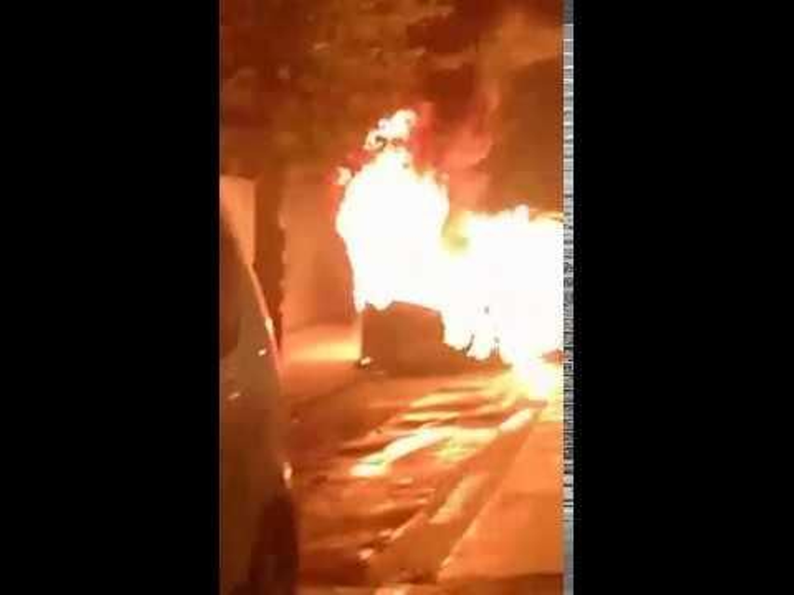 Unos desconocidos planta fuego a una hilera de contenedores en Vigo