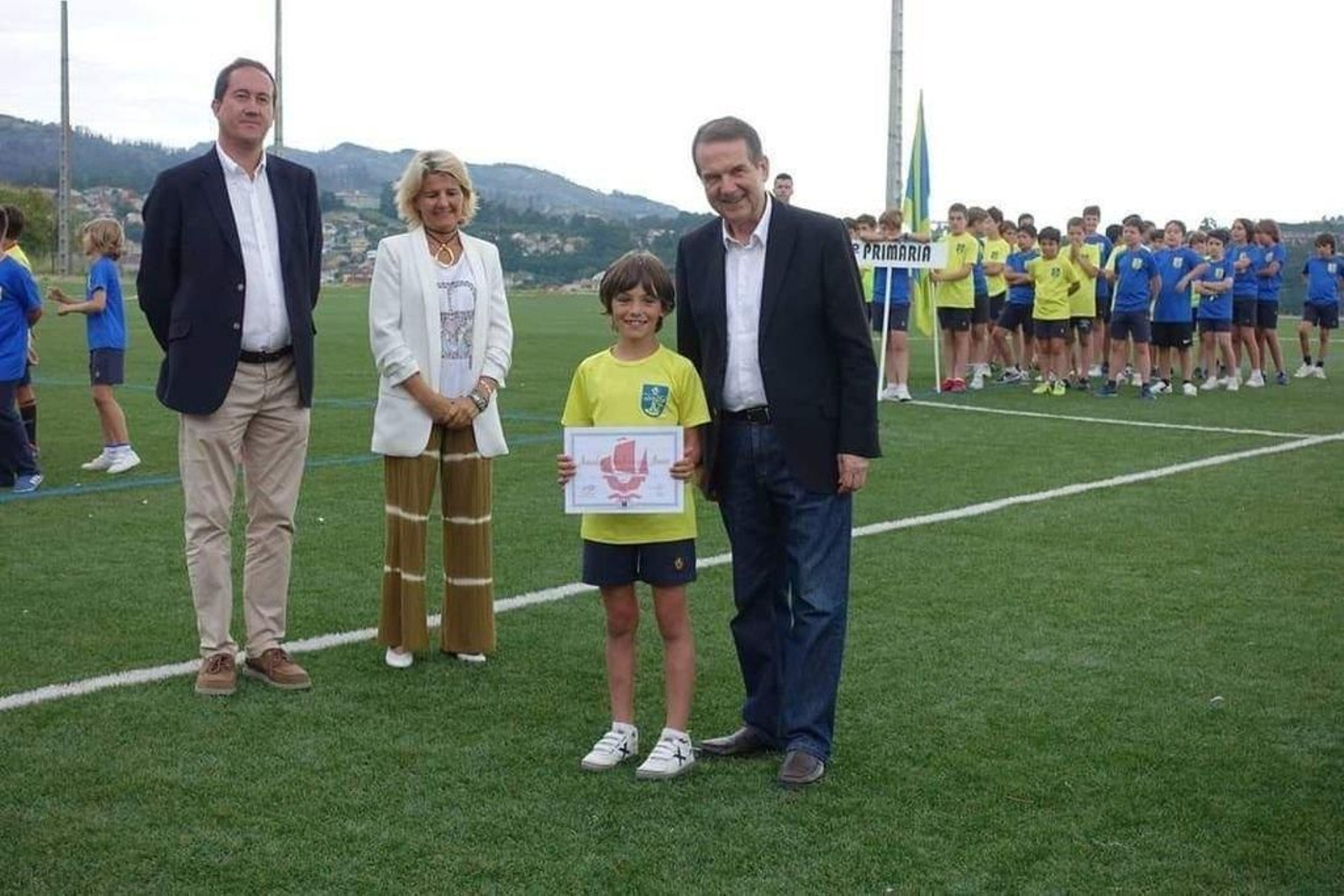 El alcalde, Abel Caballero, felicitó a los alumnos por su esfuerzo y participación.