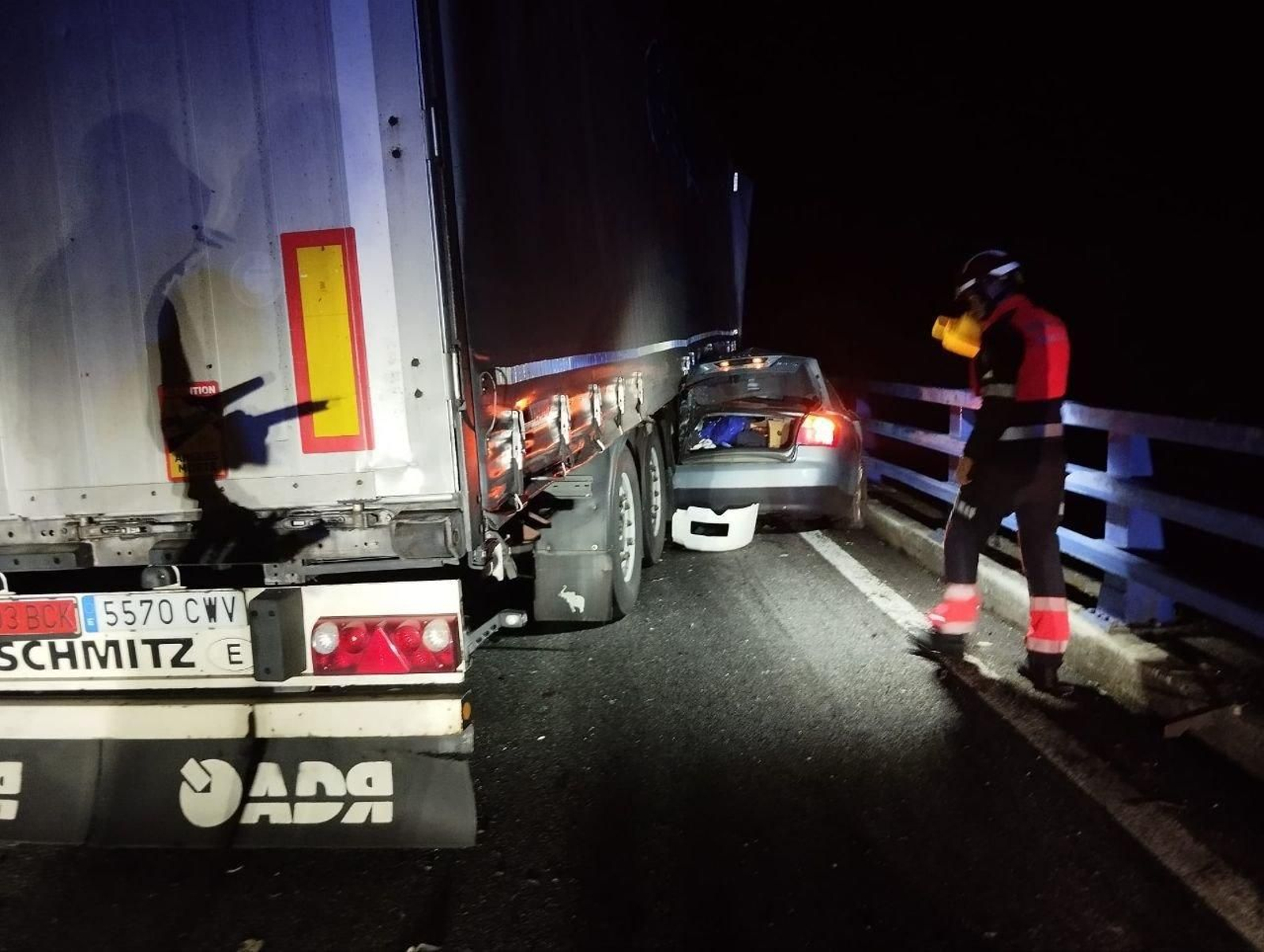 Estado en el que quedó el coche tras el impacto del camión en la A-52.