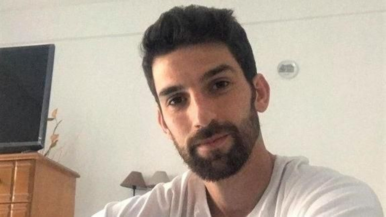 Diego Peláez posa en su piso de Tríkala, en el que sigue confinado a la espera de poder regresar a Vigo.