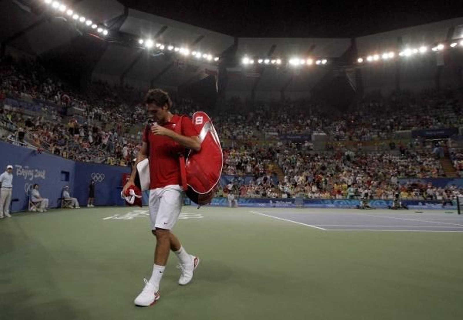 Federer abandona el pabellón tras ser eliminado.