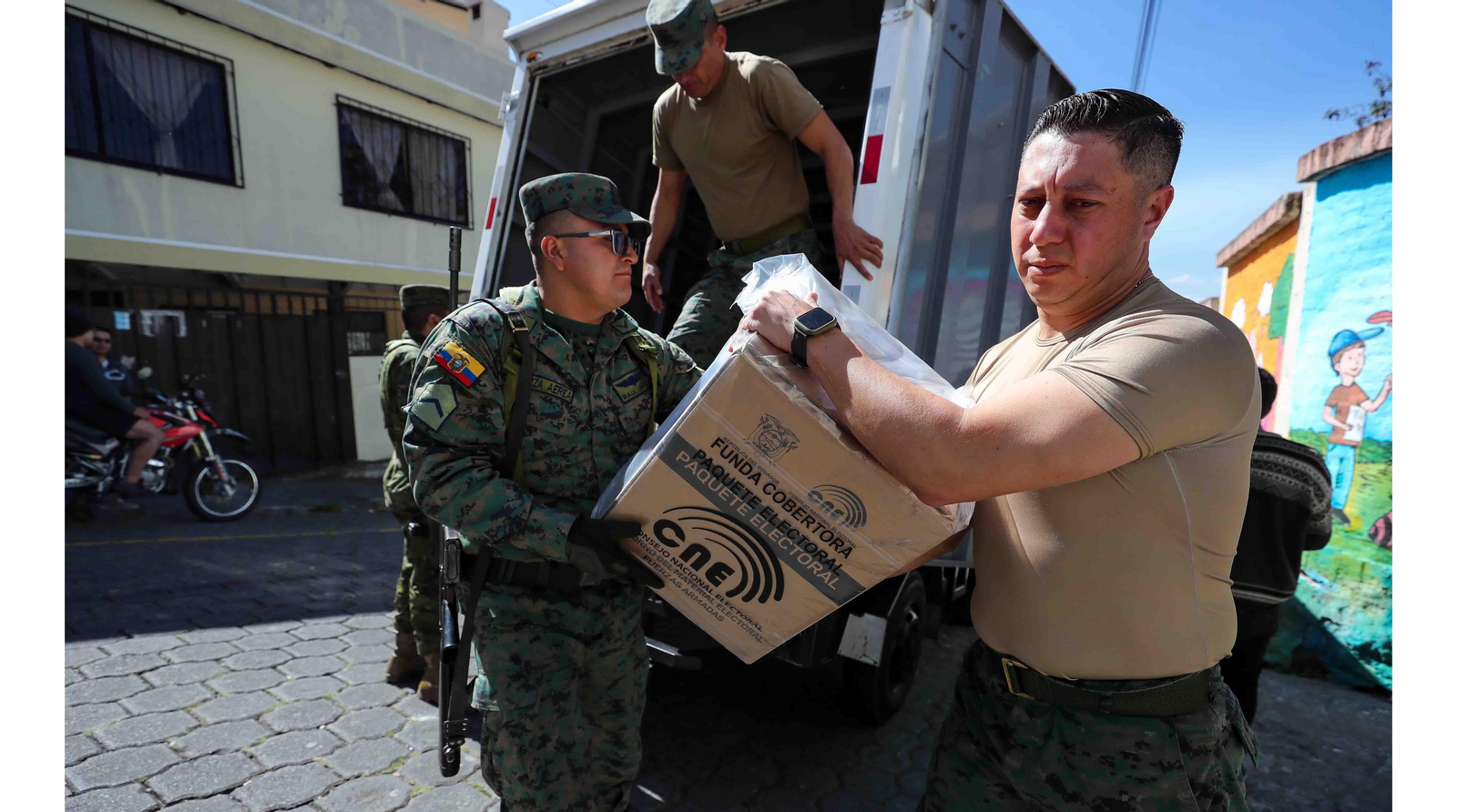 Militares distribuyen material electoral de cara a las elecciones presidenciales y legislativas extraordinarias de Ecuador, hoy, en Quito (Ecuador). EFE/ José Jácome