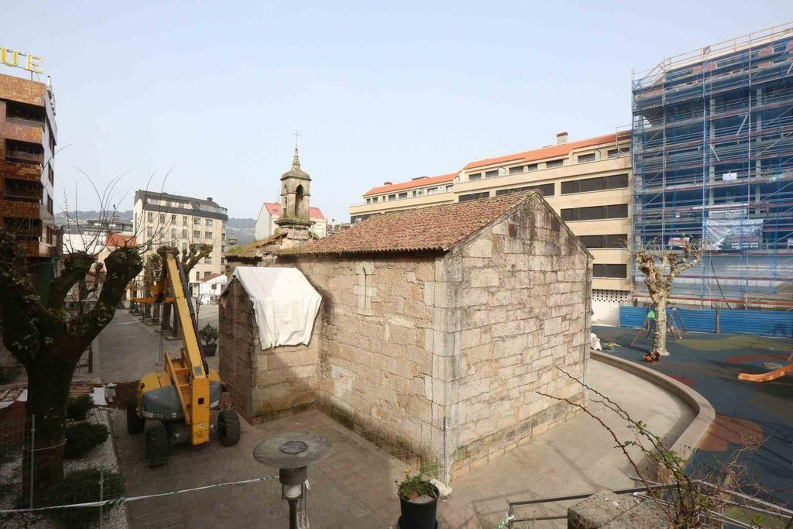 Toldos para proteger la Capilla del Cristo de Porriño.