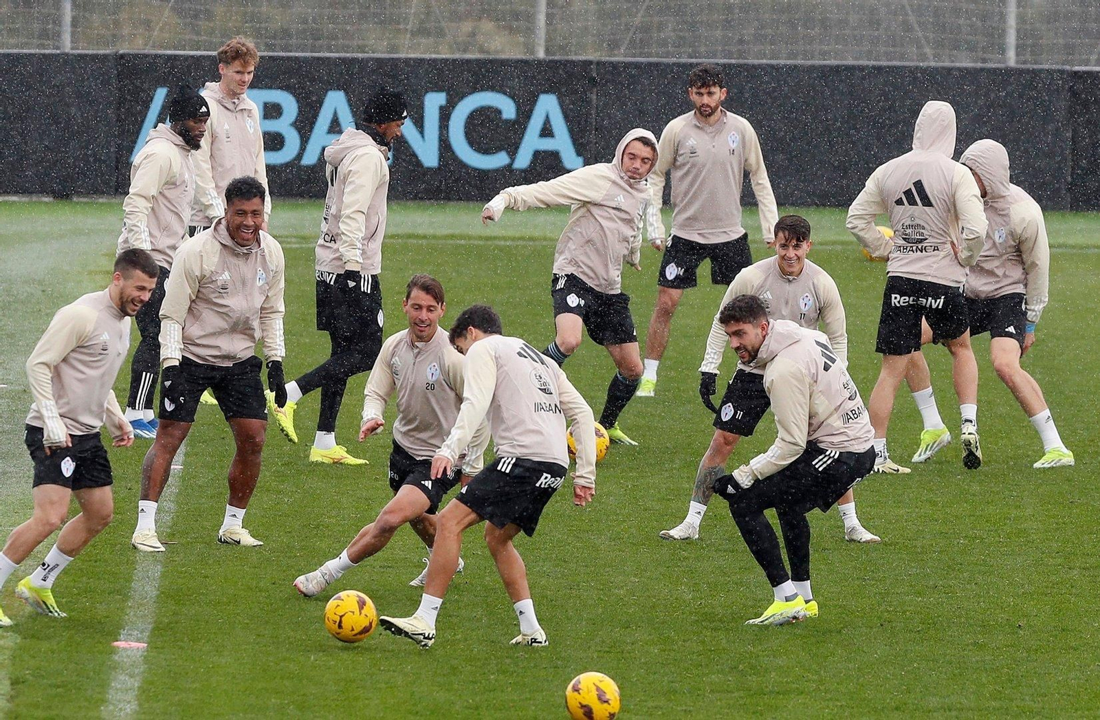 El Celta entrena en Mos. // J.V. Landín