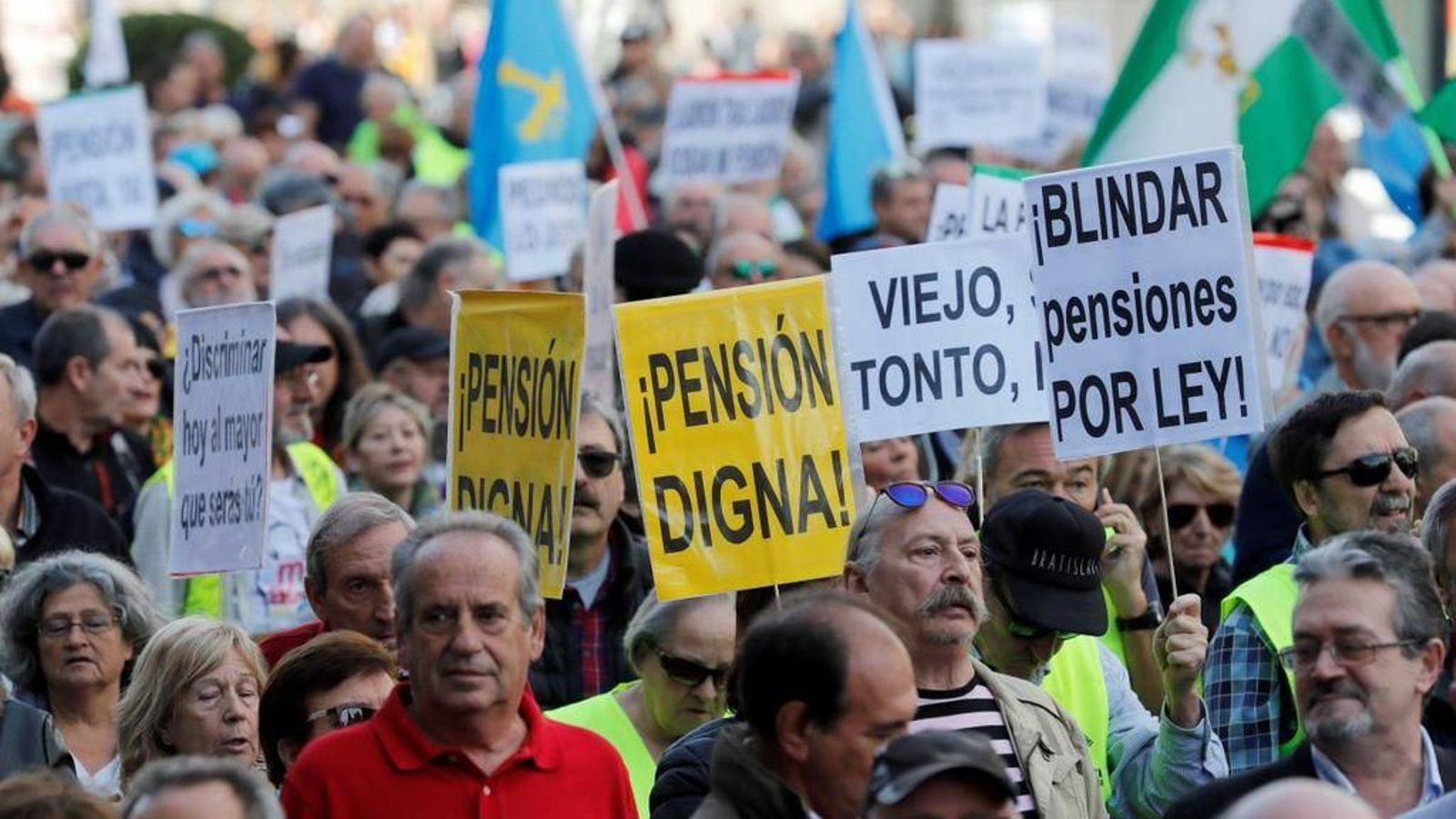 Concentración de personas en la que reclaman al Estado unas pensiones dignas.