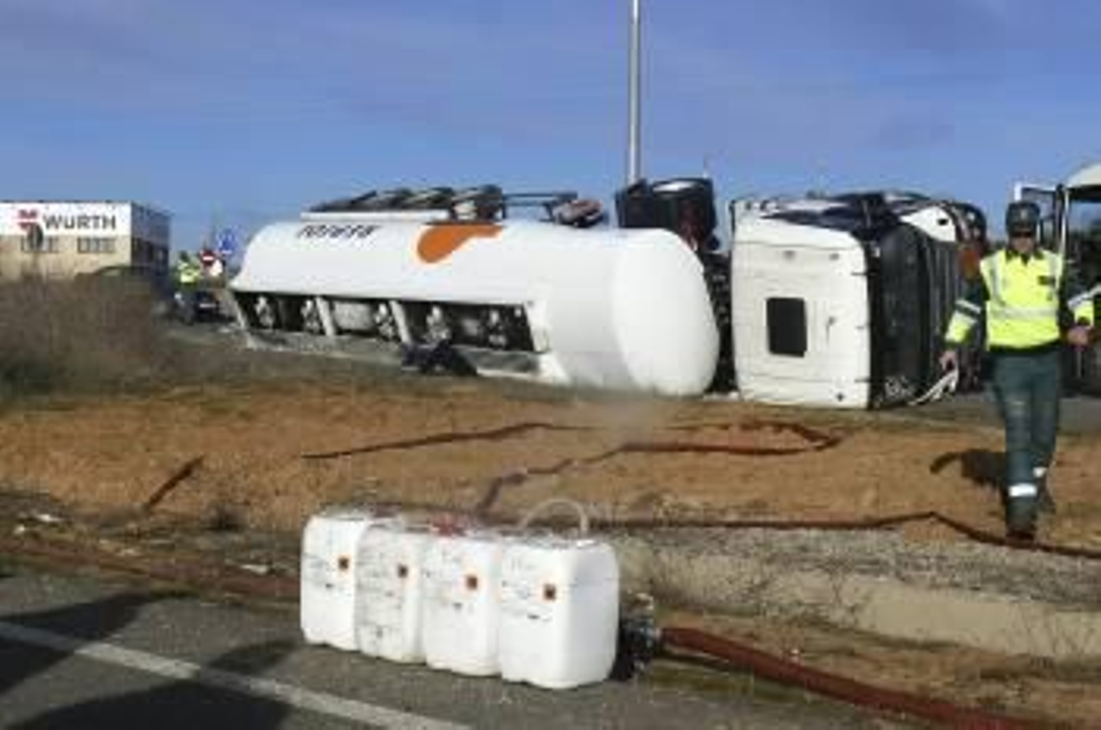 La Guardia Civil ha cortado hoy la carretera N-630 en Valdelafuente (León) y ha desalojado a los trabajadores de varias naves comerciales de la zona después de que un camión cisterna de la compañía Repsol volcara (Foto: EFE)
